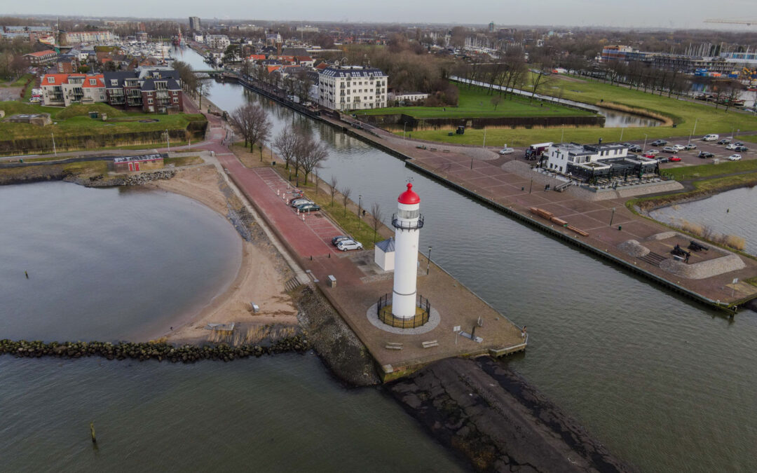 De Vuurtoren van Hellevoetsluis bekijken met een drone