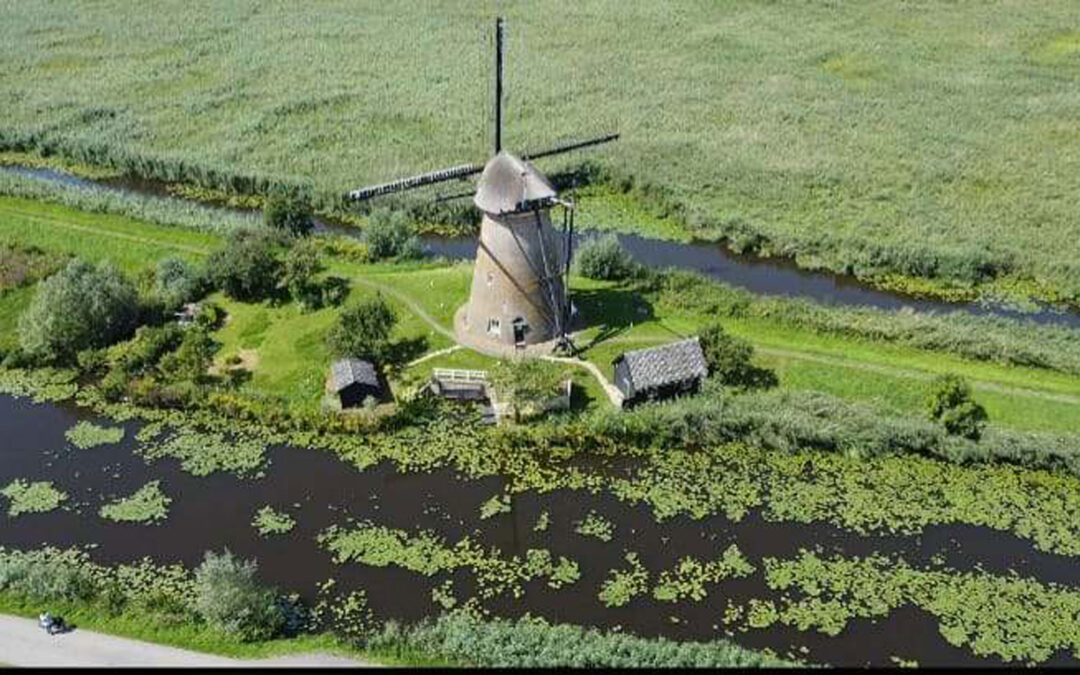 Dronevliegen bij de molens van Kinderdijk