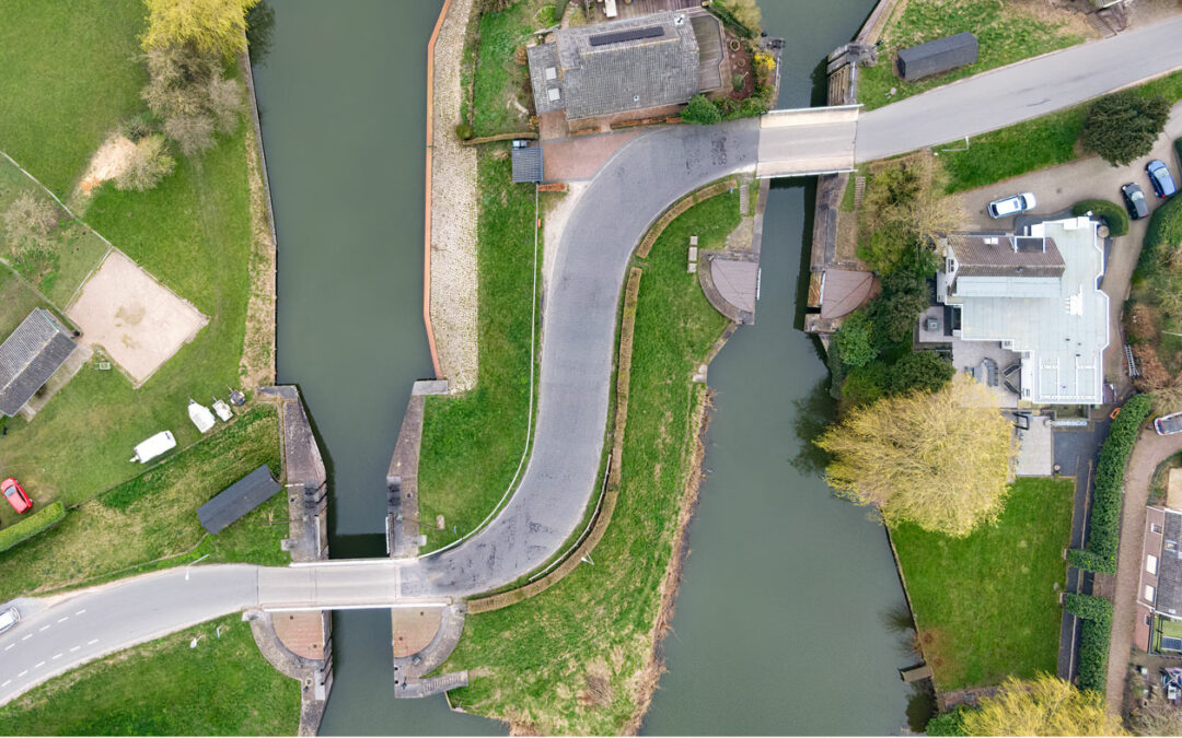 De sluizen bij Asperen met je drone bekijken