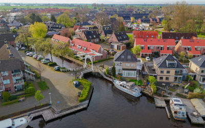 Dronevliegen in Grou, boven het water in Friesland