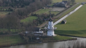Omringd door het weidse Betuwse landschap biedt molen De Vlinder een schilderachtig tafereel dat vanuit de lucht prachtig tot zijn recht komt.