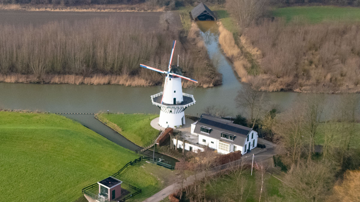 Omringd door het weidse Betuwse landschap biedt molen De Vlinder een schilderachtig tafereel dat vanuit de lucht prachtig tot zijn recht komt.